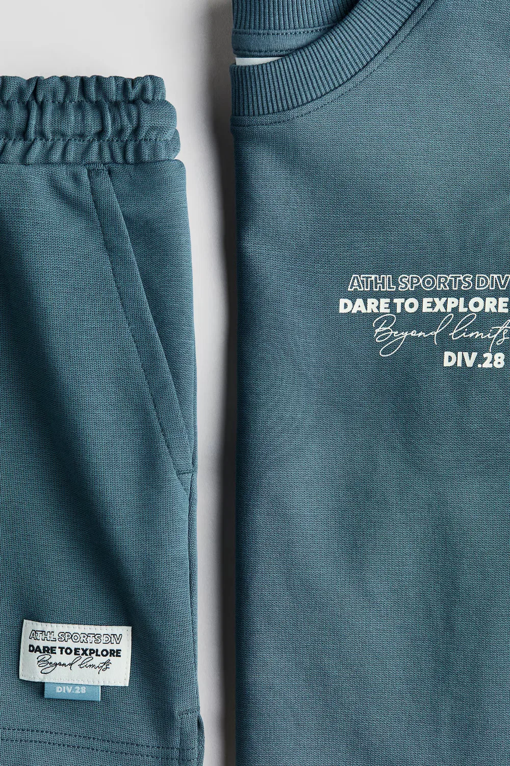 Костюм-Двойка, состоящий из футболки и спортивных шорт H&M, Dunkeltürkis/Dare To Explore — фото 2