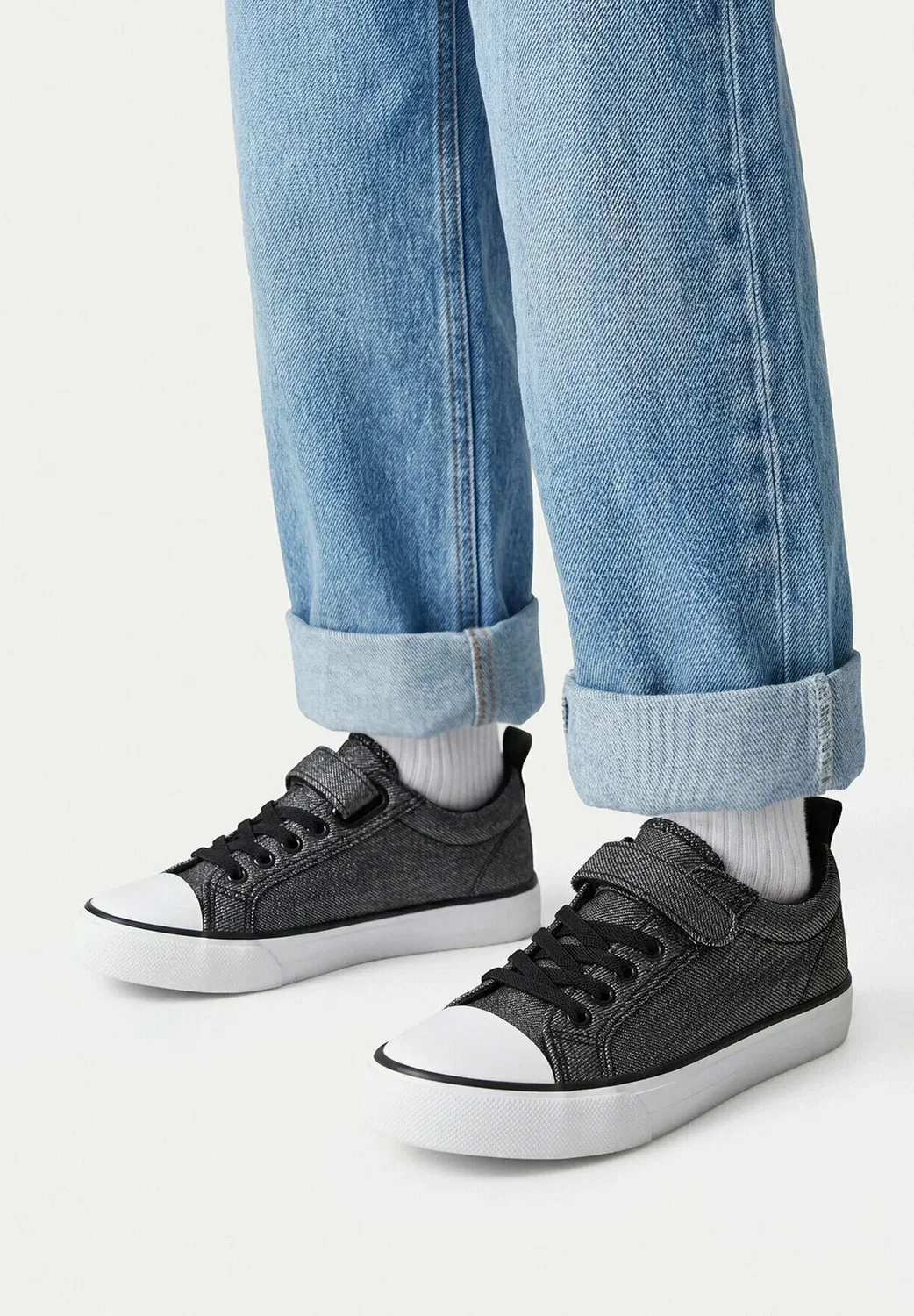 Девушка в кроссовках 5907964186168 - кроссовки Deezee, Black