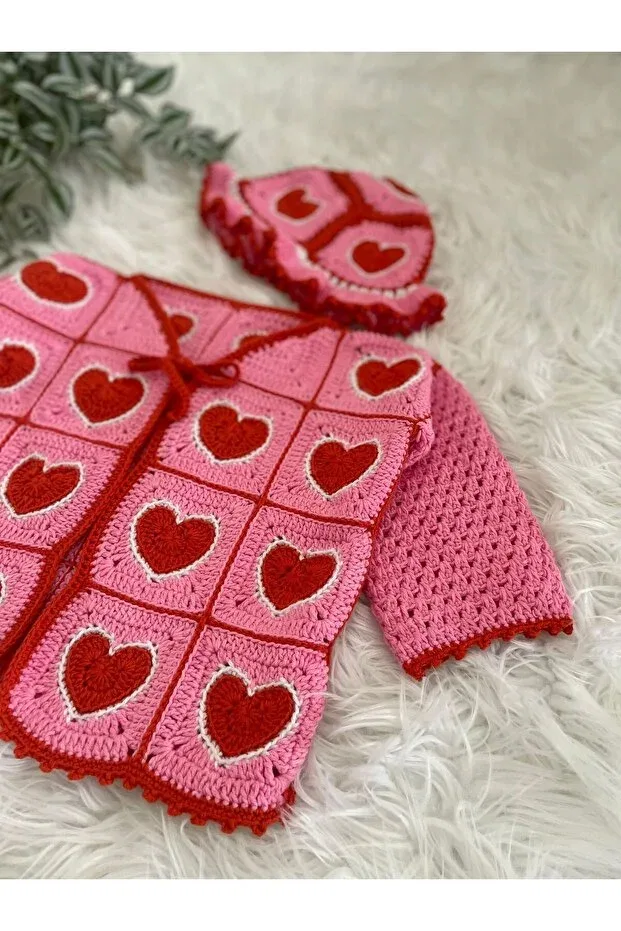 Детский кардиган для новорожденных с принтом Heart Patterned Hand Knitted Pink Baby Cardigan and Beanie Set Arttmacrame, Pink — фото 4