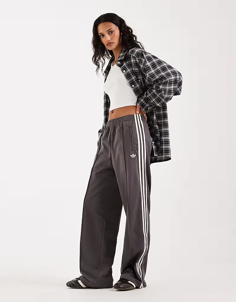 Свободные спортивные брюки Adidas Originals Firebird в угольно-сером и кремовом х