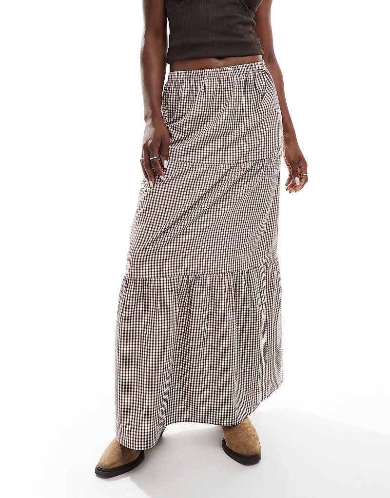 

ASOS DESIGN – коричневая ярусная юбка макси в клетку Vichy