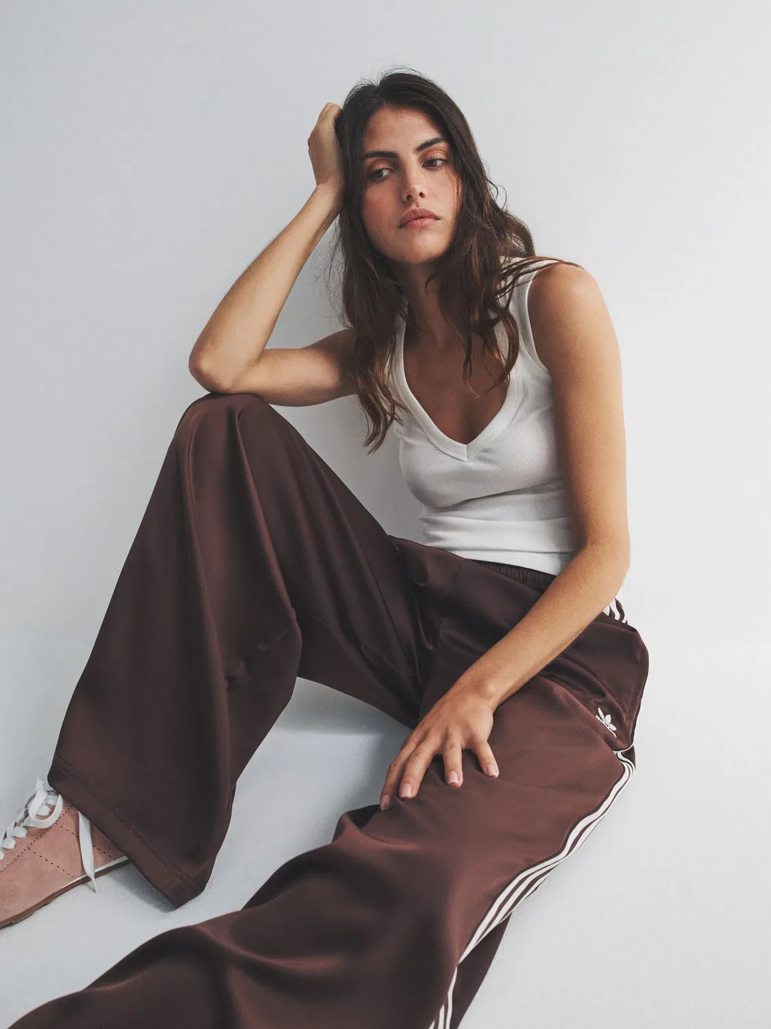 Джоггеры свободного кроя Adicolor Satin, adidas Originals, темно-коричневый — фото 2