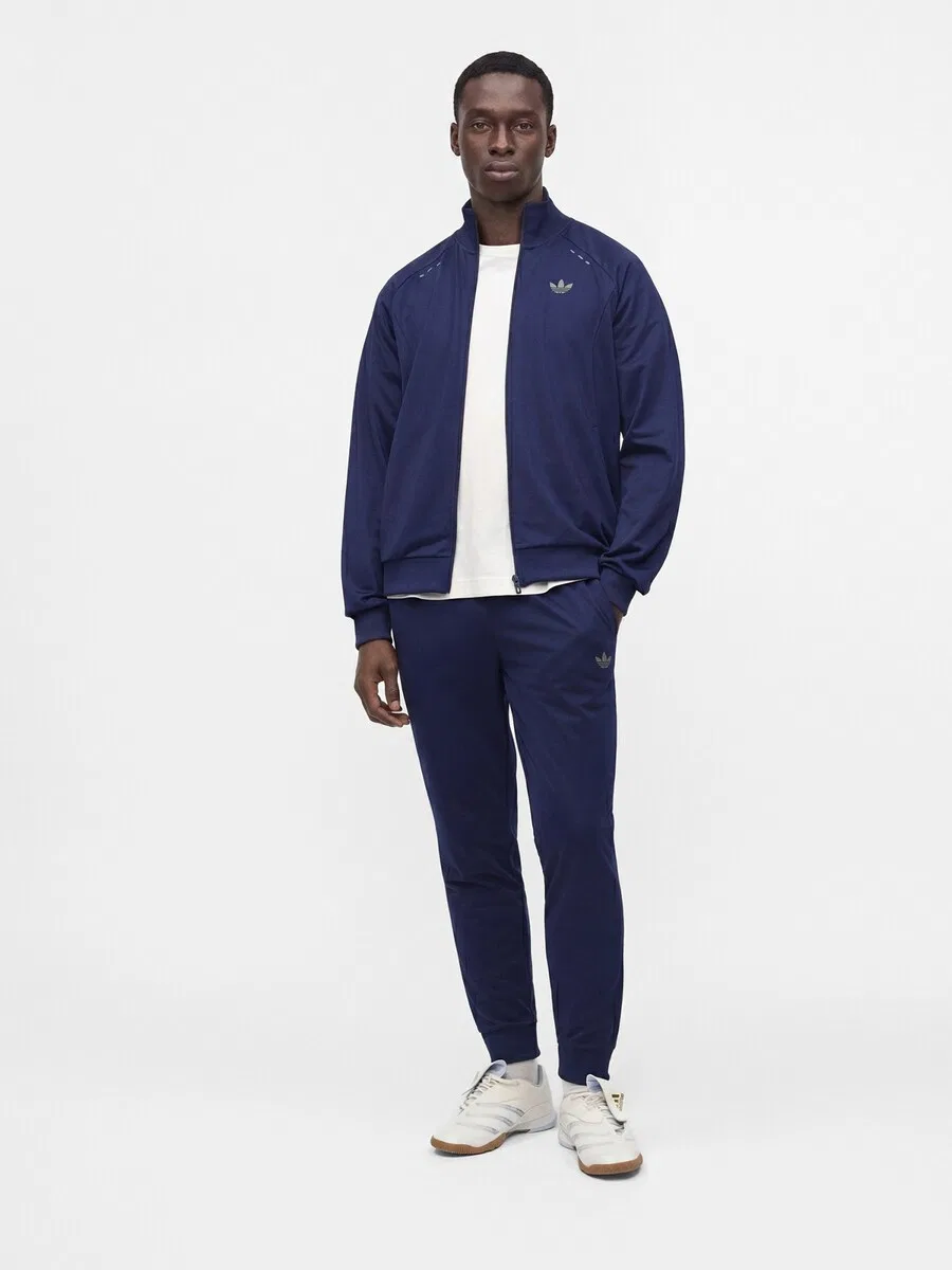 Спортивный костюм ADIDAS ORIGINALS 'TECH ESS' темно-синего цвета — фото 4
