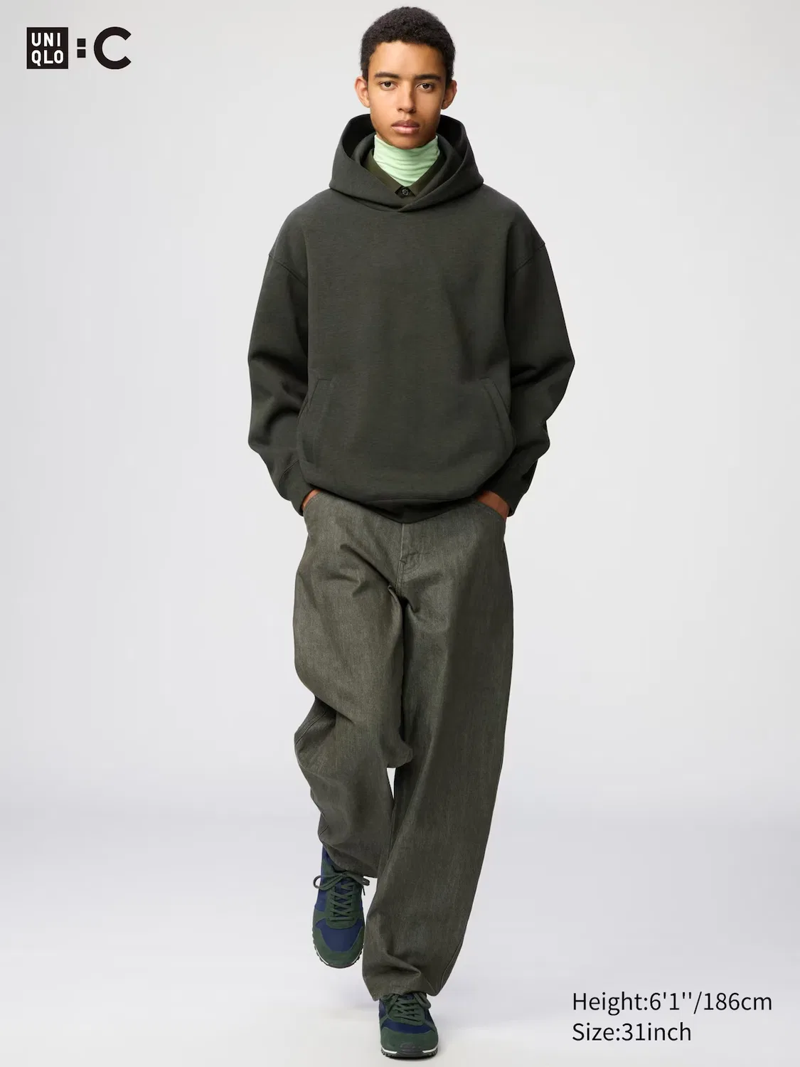 Джинсы Uniqlo, бочкообразные силуэт, оливковый