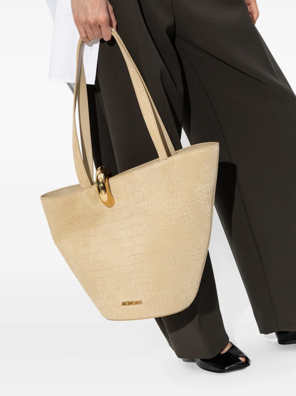Сумка на плечо средняя Bambola с тиснением под крокодила Jacquemus, бежевый — фото 2