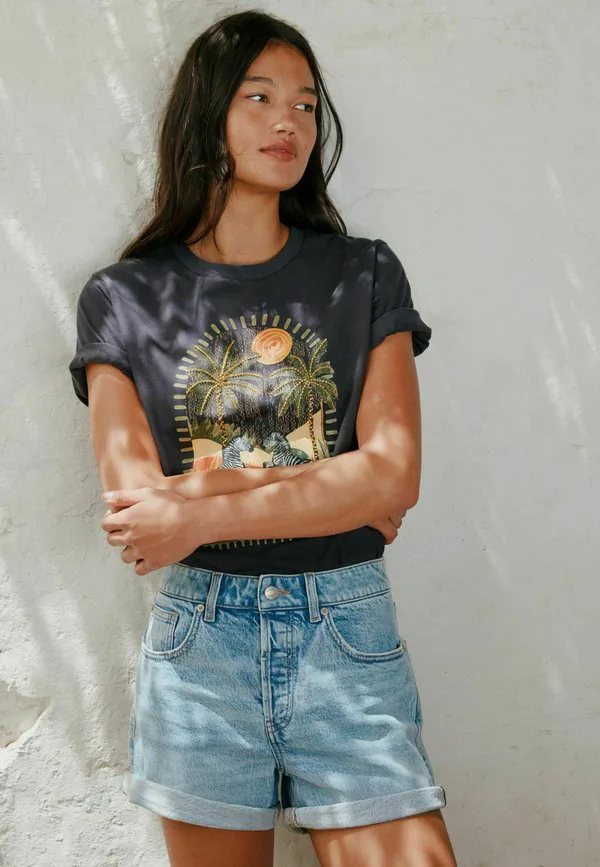 Классические джинсовые шорты прямого кроя, неподвластные времени. Next, Light Blue Denim