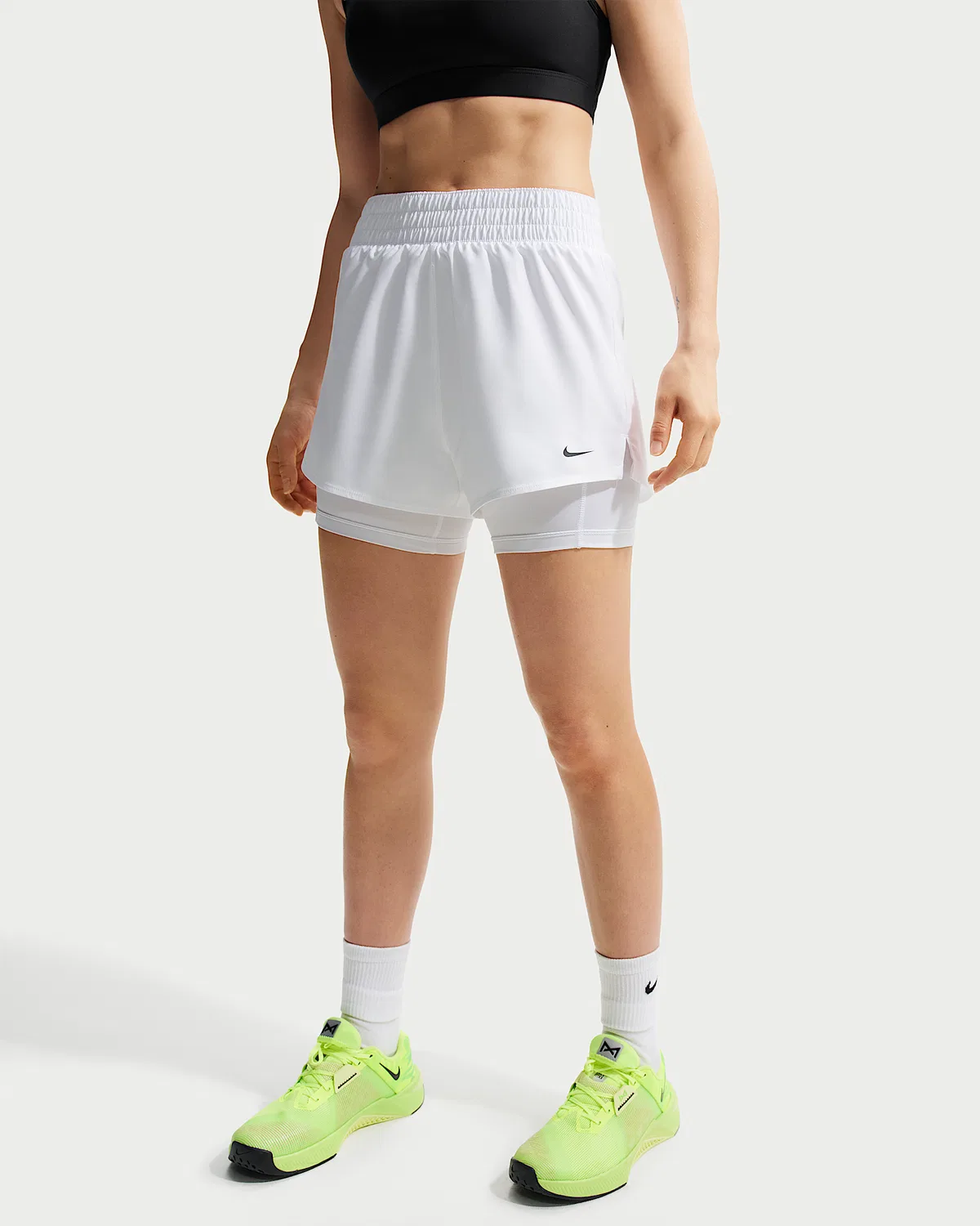 Женские шорты Nike One Dri-FIT с высокой посадкой 3" 2-в-1, White/Black — фото 2