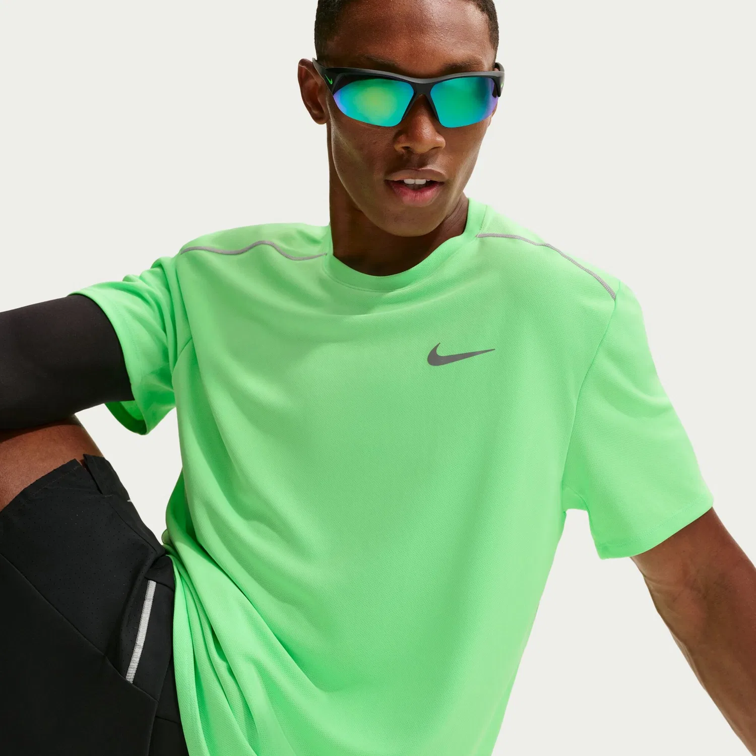 Детский беговой лонгслив с защитой от солнца Nike, Illusion Green/Reflective Silver — фото 3