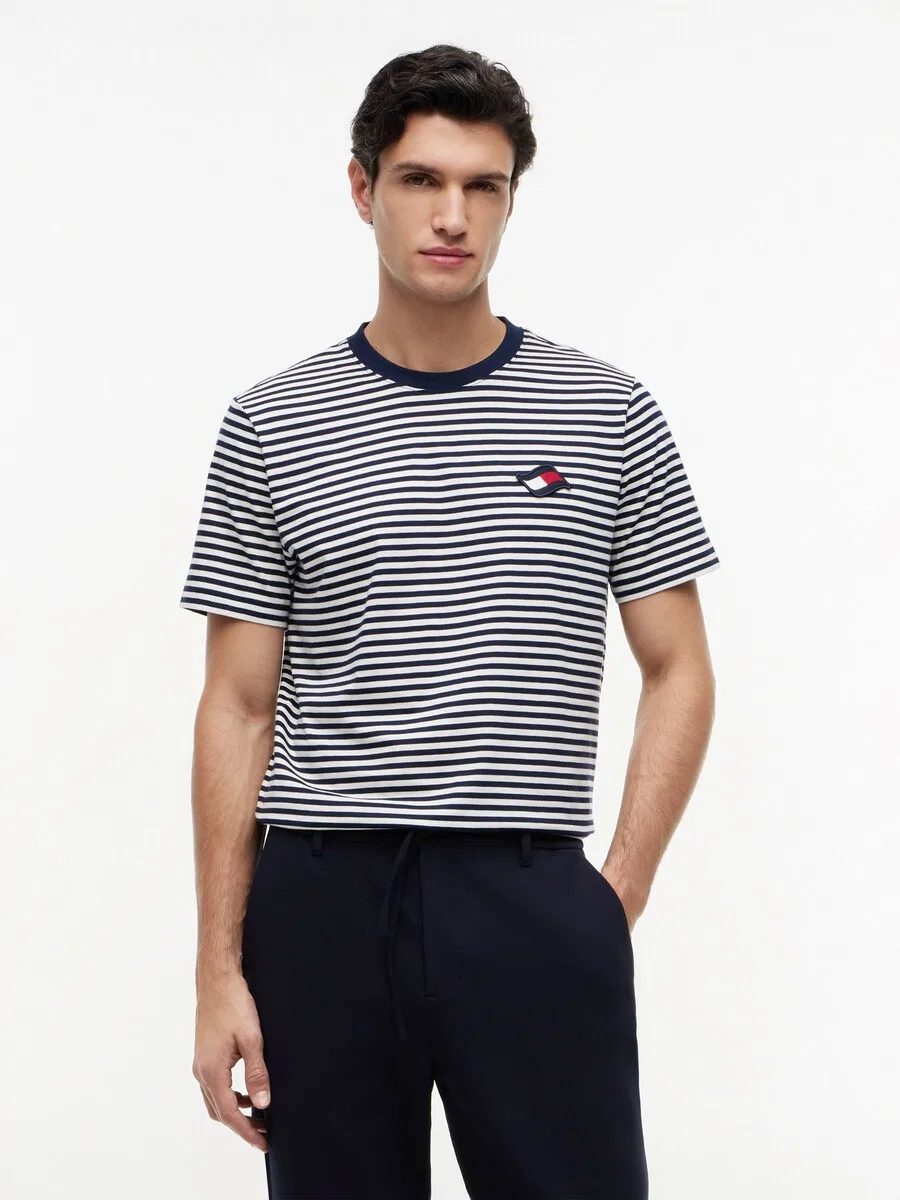 Футболка TOMMY HILFIGER 'Wavy Flag Patch Stripe' темно-синего цвета — фото 2