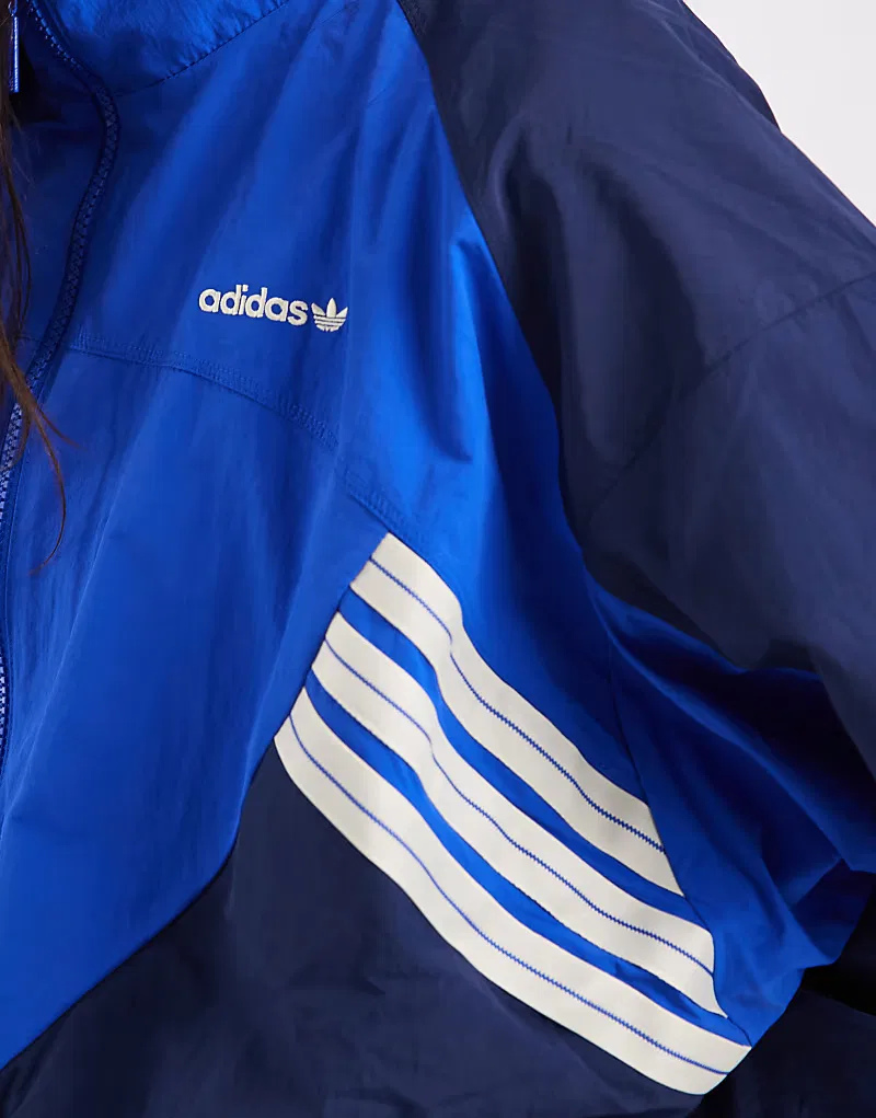 Спортивная куртка Adidas Originals с присборенной талией, сине-синий — фото 4