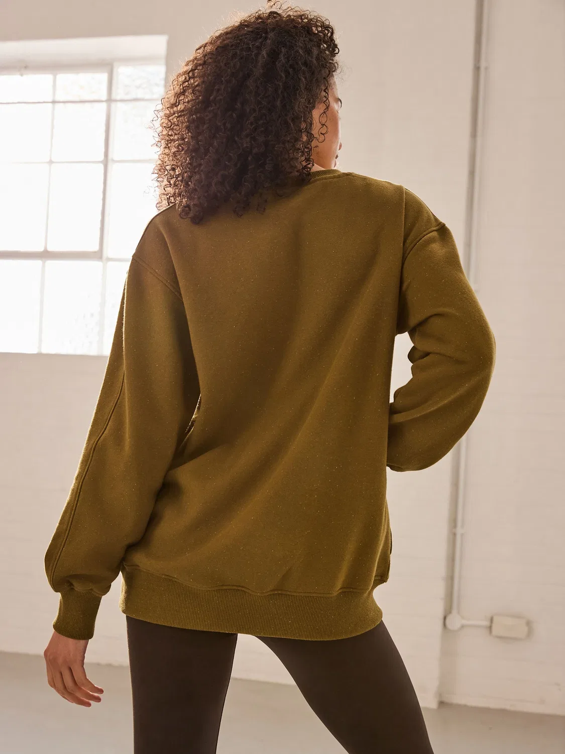 Свитшот женский Relaxed Fit Essentials Next, оливковый — фото 3
