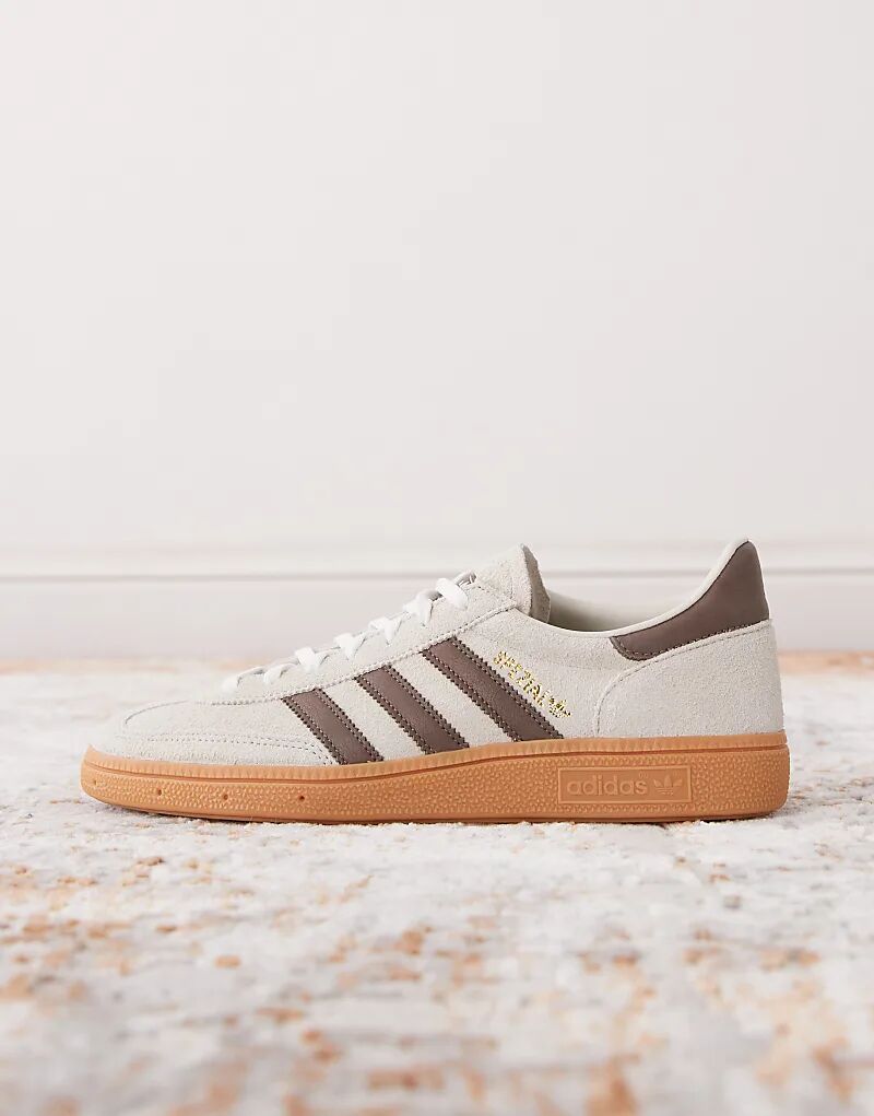 Кроссовки Handball Spezial кремового и коричневого цвета с резиновой подошвой adidas Originals — фото 2