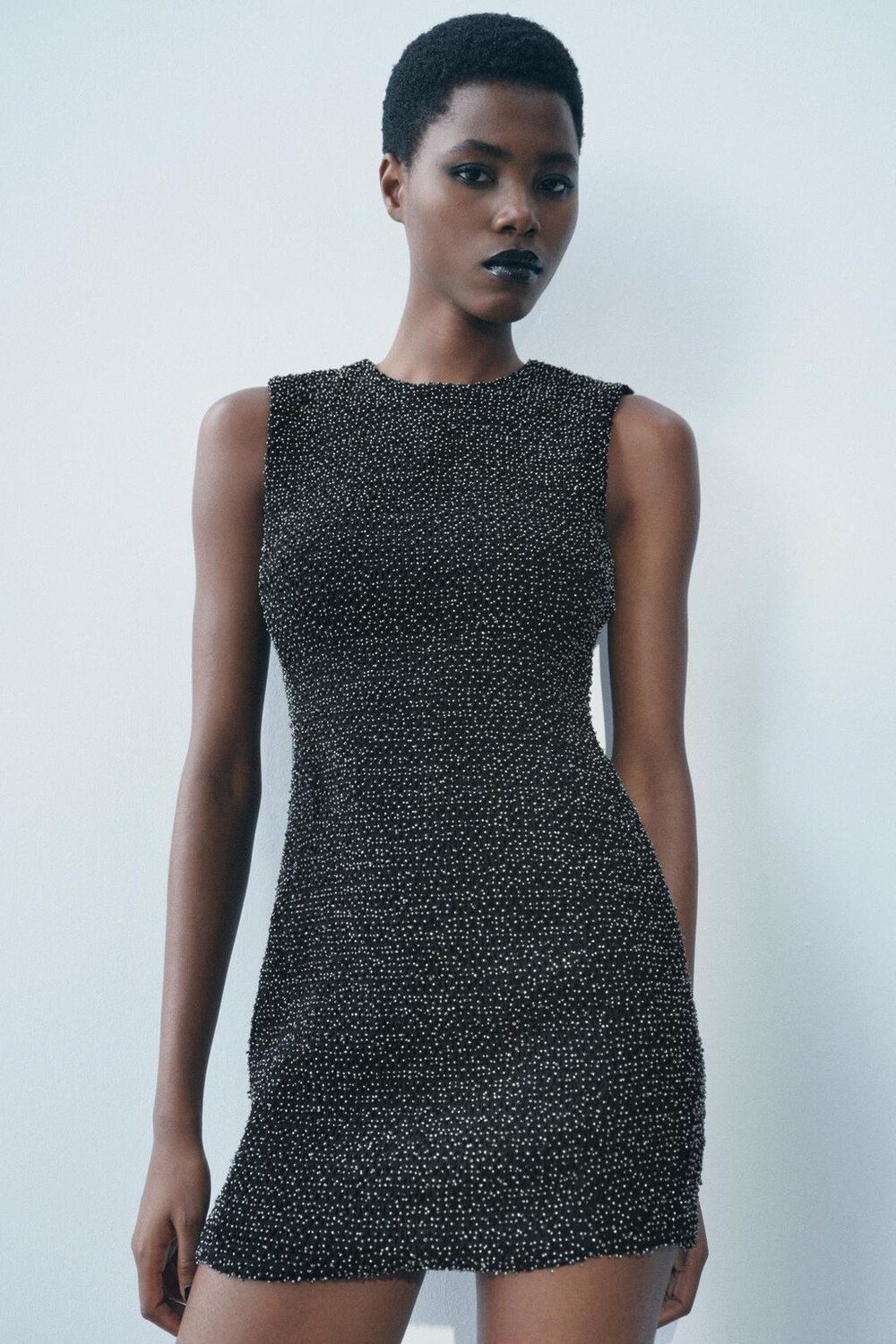 

Короткое платье с бисерами ZARA, черный