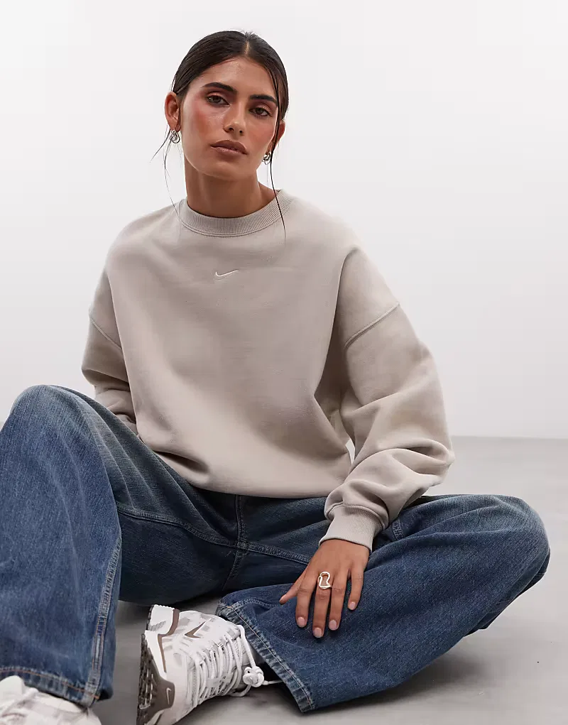 Свитшот Nike Studio Fleece оверсайз с круглым вырезом, бежевый