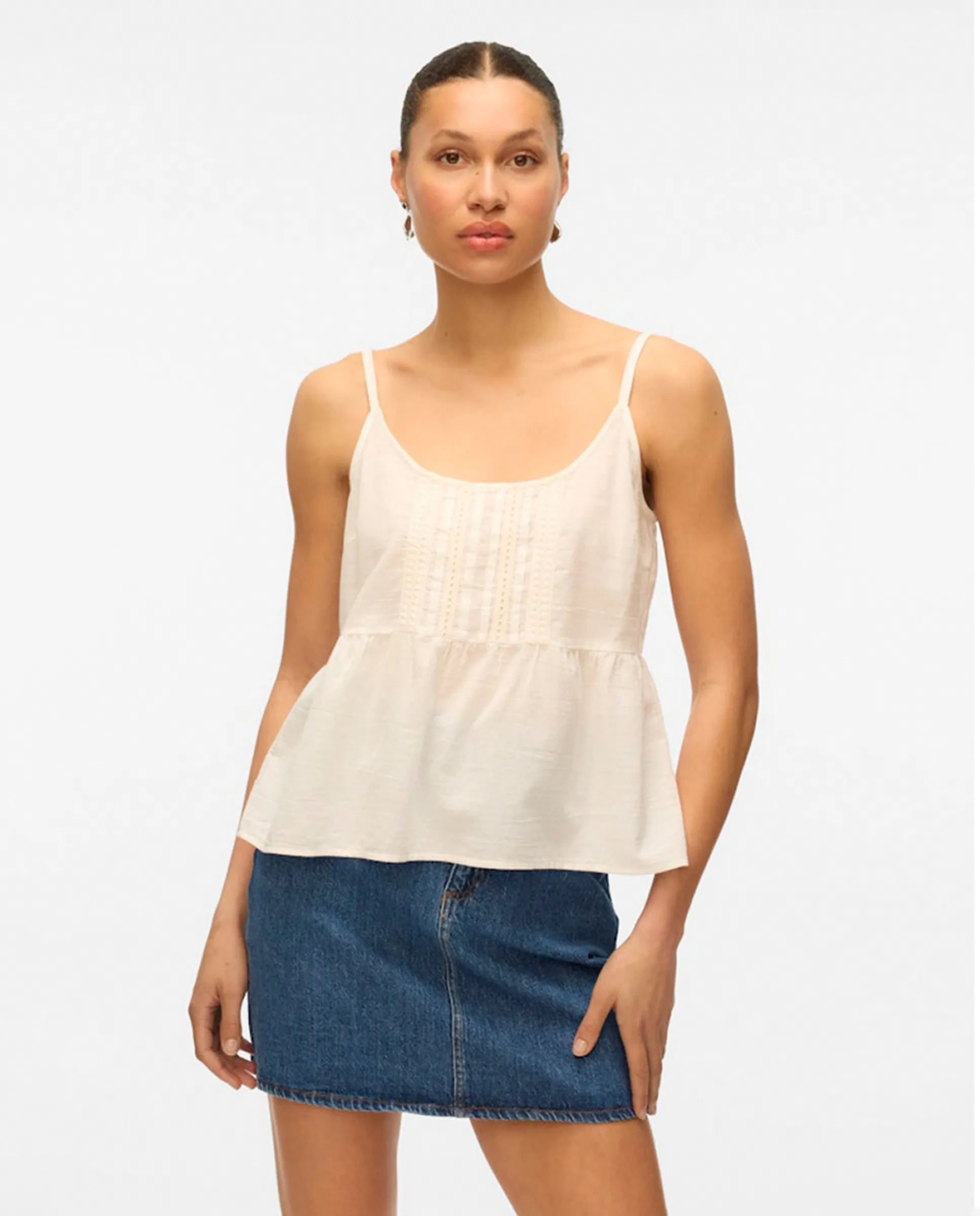 

Женский топ на тонких бретелях Vero Moda, белый