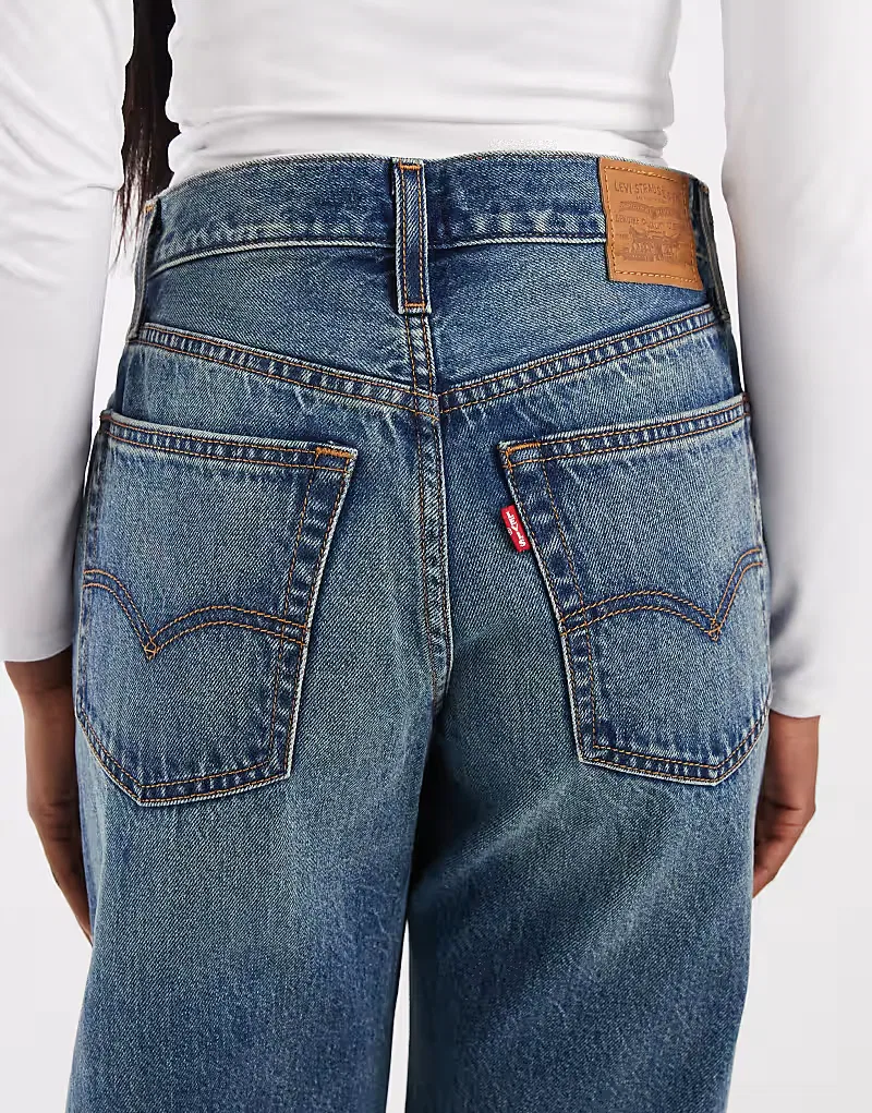Свободные джинсы-клеш Levi's с потертостями, средне-синий — фото 4
