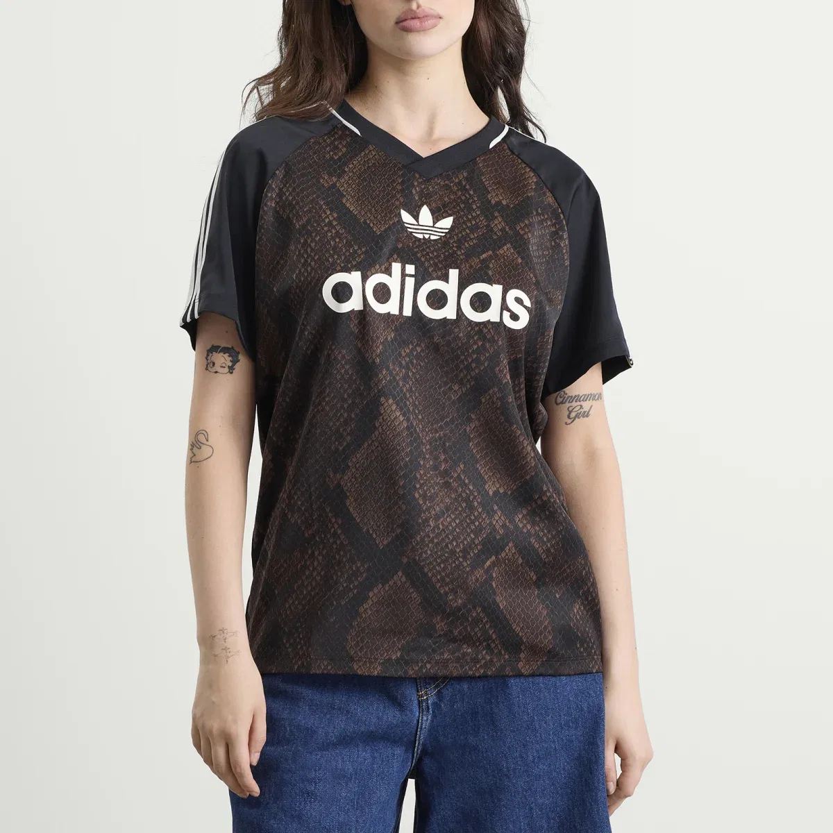 Женская футболка из сатина с принтом Satin jersey Adidas, Earth Strata & Aurora Coffee — фото 2