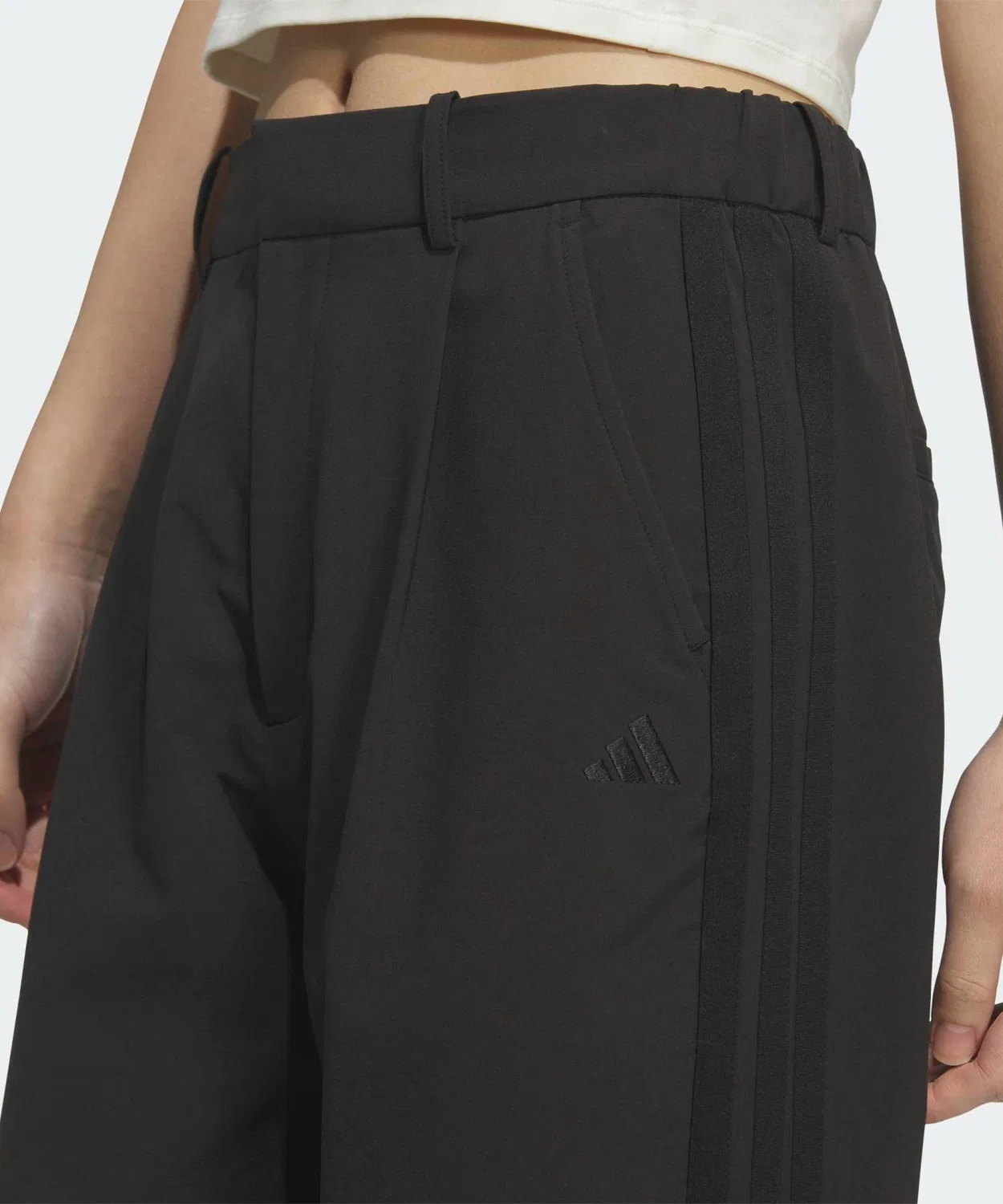 Женские спортивные брюки свободного кроя с зауженным силуэтом, модель Stretch Doubleweave Loose Fit Tapered Leg Open Hem, Adidas, Black/Black — фото 3