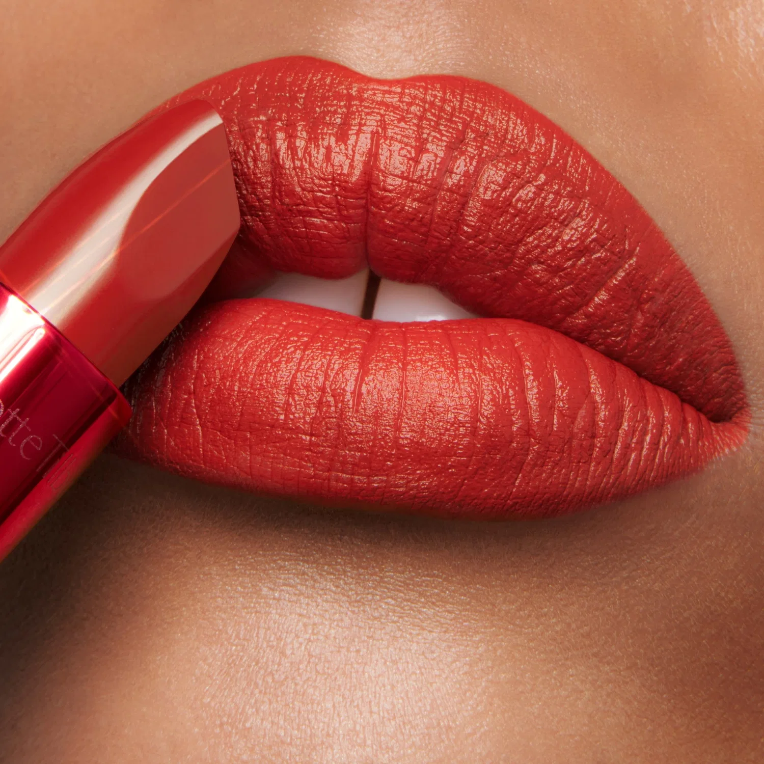 Помада матовая Charlotte Tilbury Matte Revolution, Fame Flame — фото 3