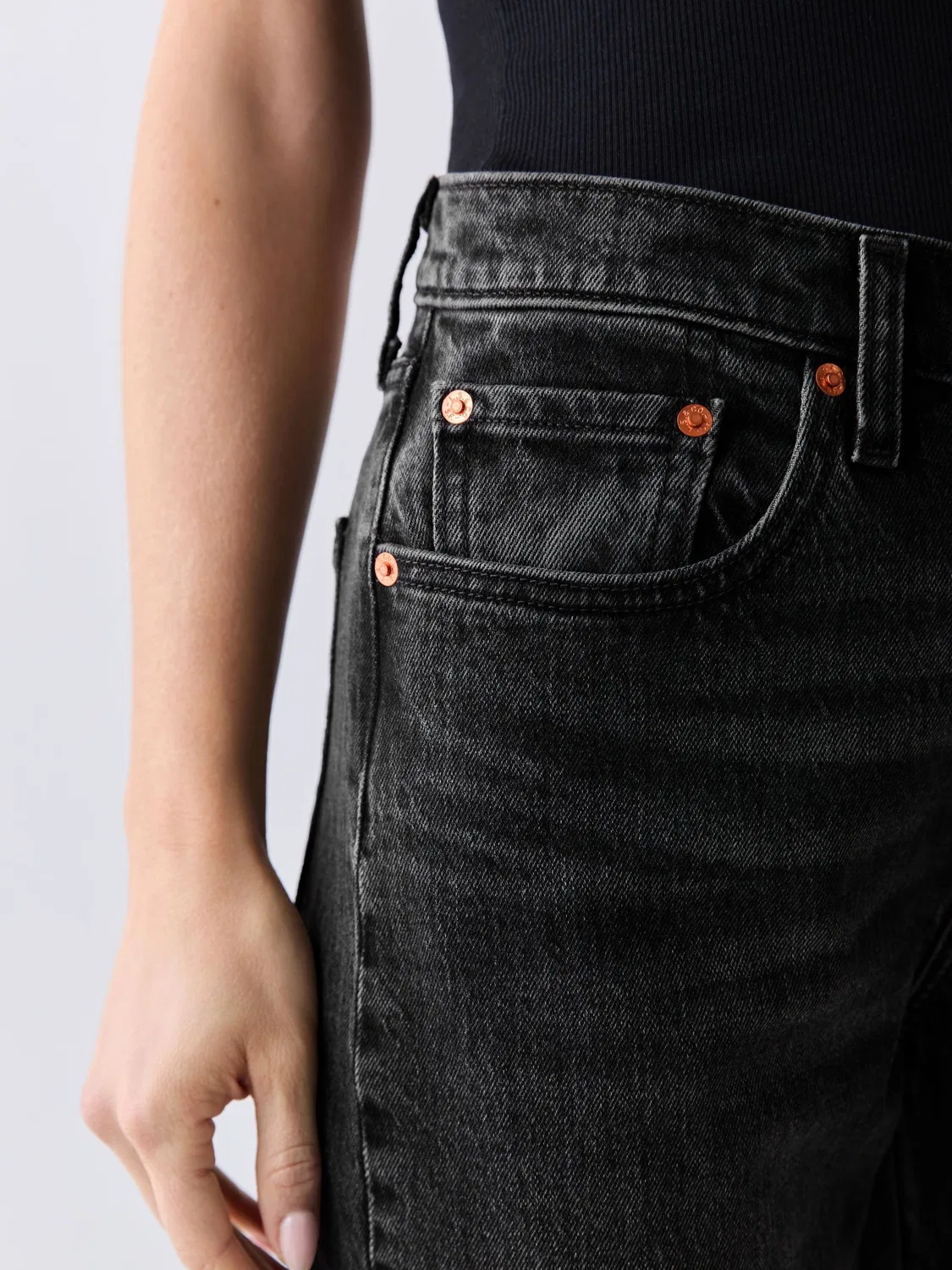 Укороченные джинсы Levi's Black Heart 501 — фото 3