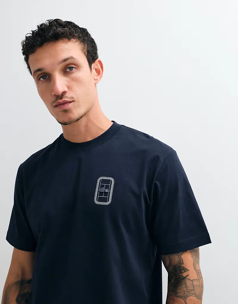 Классическая футболка Lacoste с графическим логотипом и принтом на спине, темно-синий — фото 3