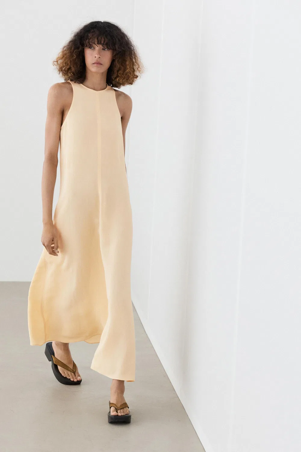 Струящееся льняное платье-миди с открытой спиной Massimo Dutti, Vanilla — фото 4