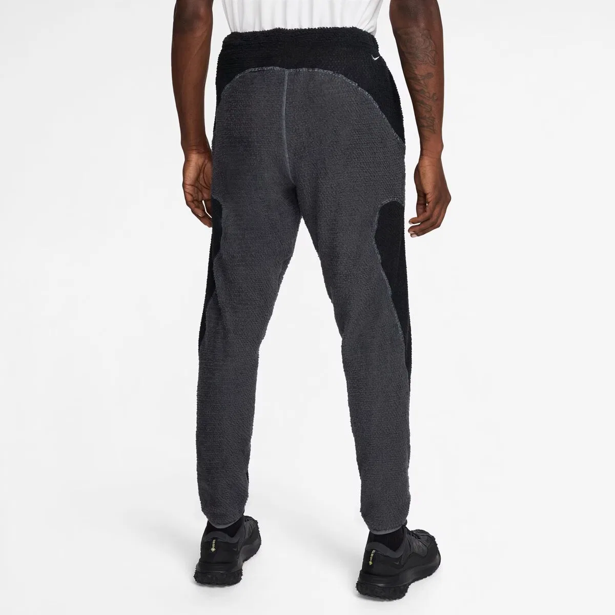 Мужские спортивные штаны технические Nike ACG Wolf Lichen Caps Pant, Black/Anthracite/Cool Grey/Summit White — фото 2
