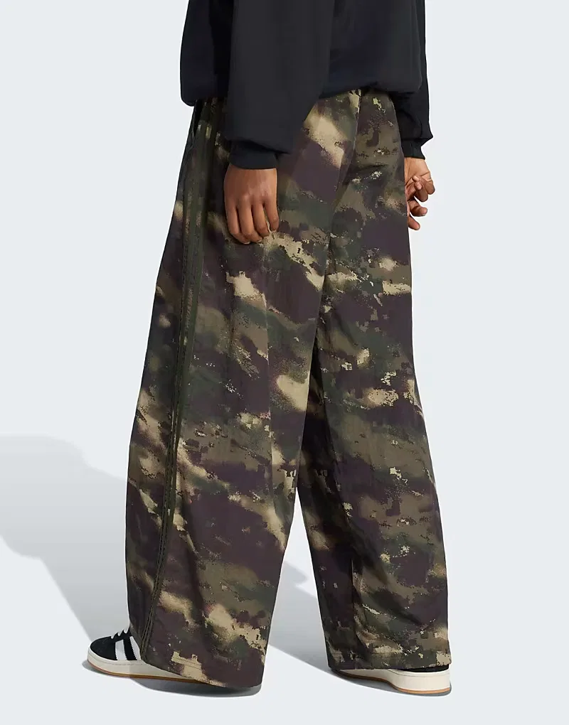 Спортивные брюки Adidas Originals Camouflage Adilenium в цвете Night Cargo/Aurora Coffee — фото 4