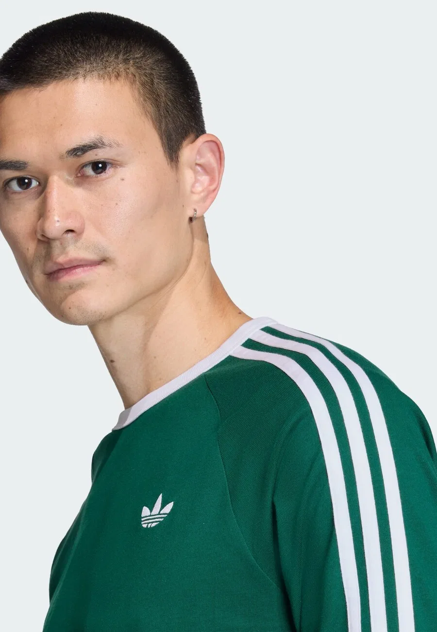 Футболка ADIDAS ORIGINALS '3-STRIPES LONGSLEEVE' цвета еловой хвои — фото 4