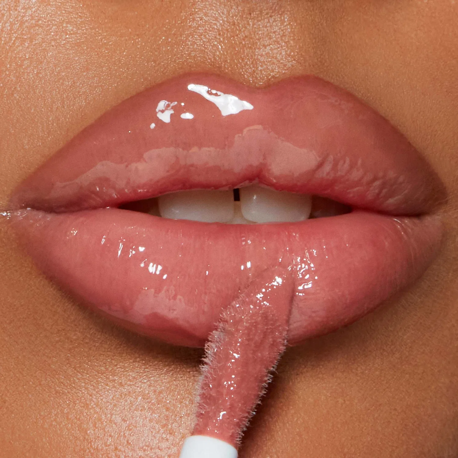 Блеск для губ увеличивающий Pillow Talk Big Lip Plumpgasm Charlotte Tilbury, Fair/Medium — фото 3