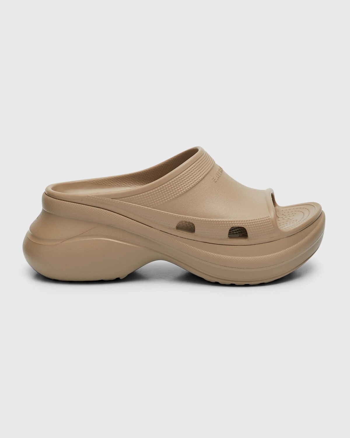 Сандалии-шлепанцы Pool Crocs Balenciaga, цвет 2500 Beige