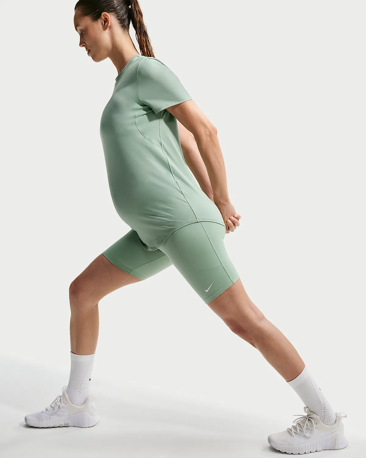 Женские шорты-велосипедки Nike Dri-FIT с высокой талией, длиной 8 дюймов и карманами (для беременных) (M) One, Steam/White — фото 4