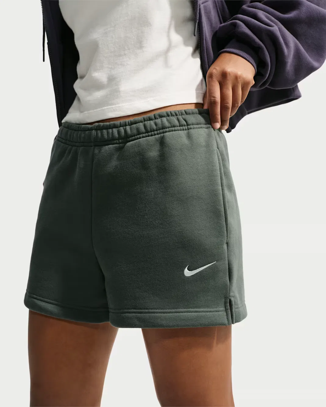 Женские шорты со средней посадкой Nike Studio Fleece Medium Weight, Camo Green/Sail — фото 2