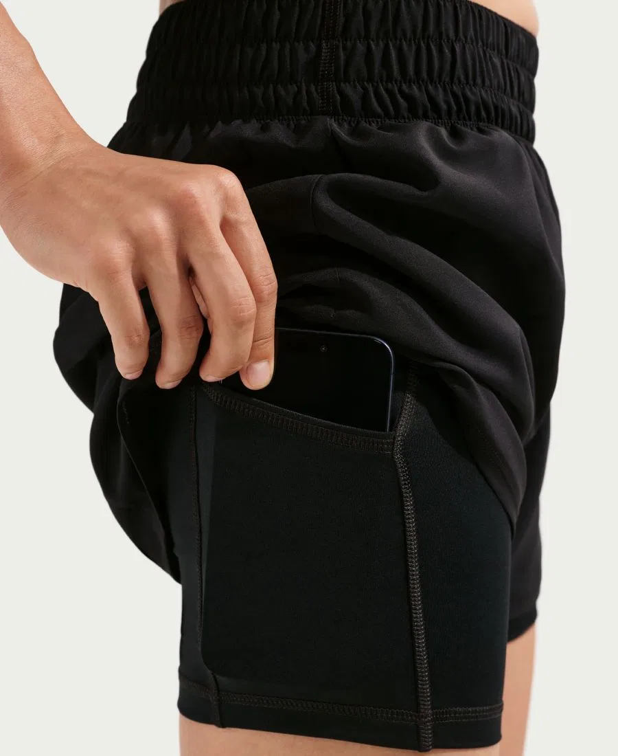Женские шорты с высокой талией 2-в-1 с технологией Dri-FIT Nike, Black/White — фото 3