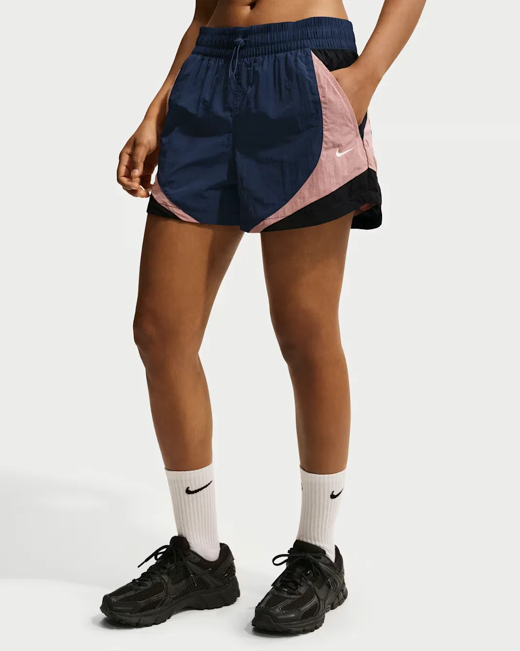 Женские спортивные шорты средней посадки, свободного кроя, 7,6 см Nike Sportswear, Midnight Navy/Black/Particle Pink/Sail — фото 2
