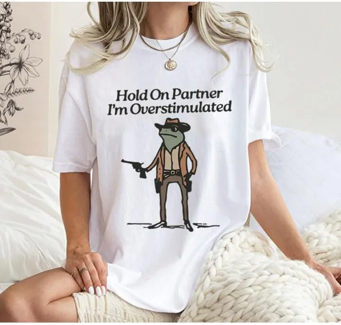 Футболка с принтом Hold On Partner Im Overstimulated, Sky Blue — фото 3