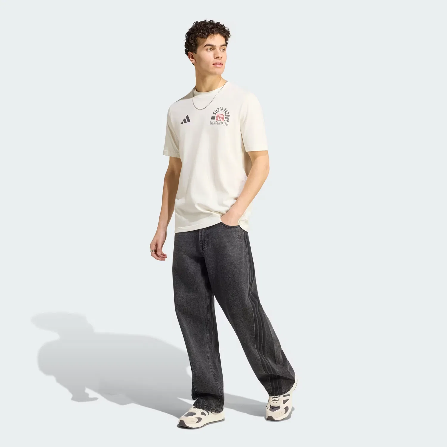 Мужская футболка с графическим принтом Mercedes - AMG Petronas Formula 1 Team Silver Arrows 1955 Adidas Performance, Off White/Granite — фото 4