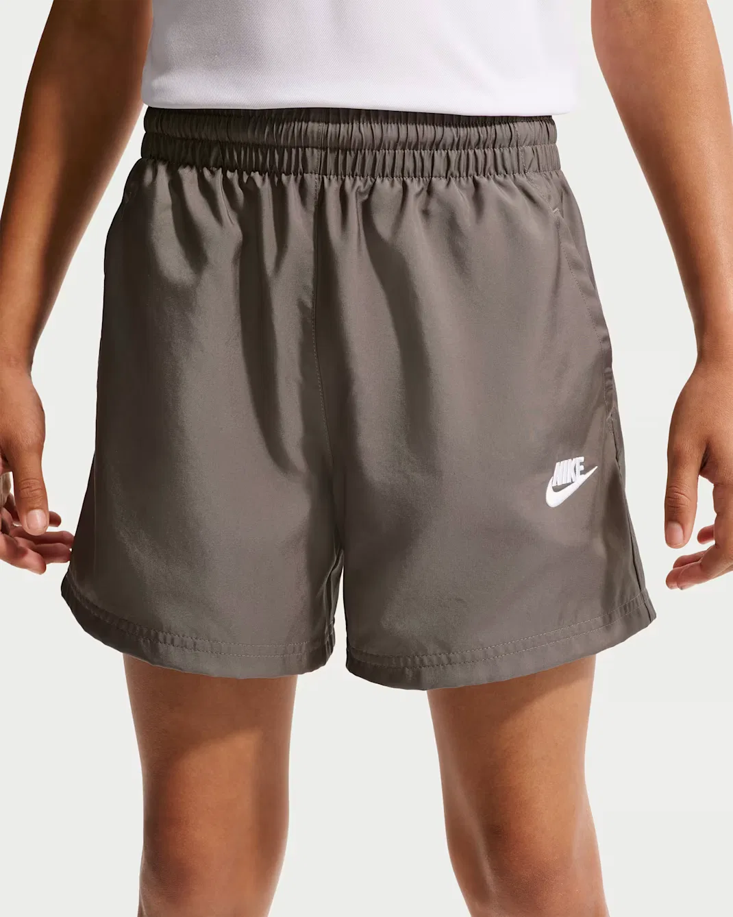 Тканые шорты для детей постарше, 4,5 дюйма Nike Sportswear Club, Cave Stone/White — фото 2