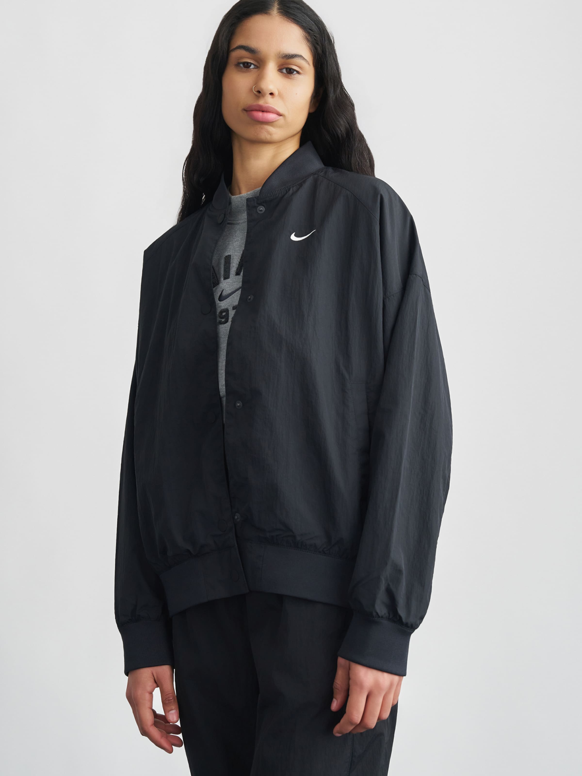 Nike Sportswear Куртка межсезонная 'HBR VARSITY' в черном цвете — фото 2