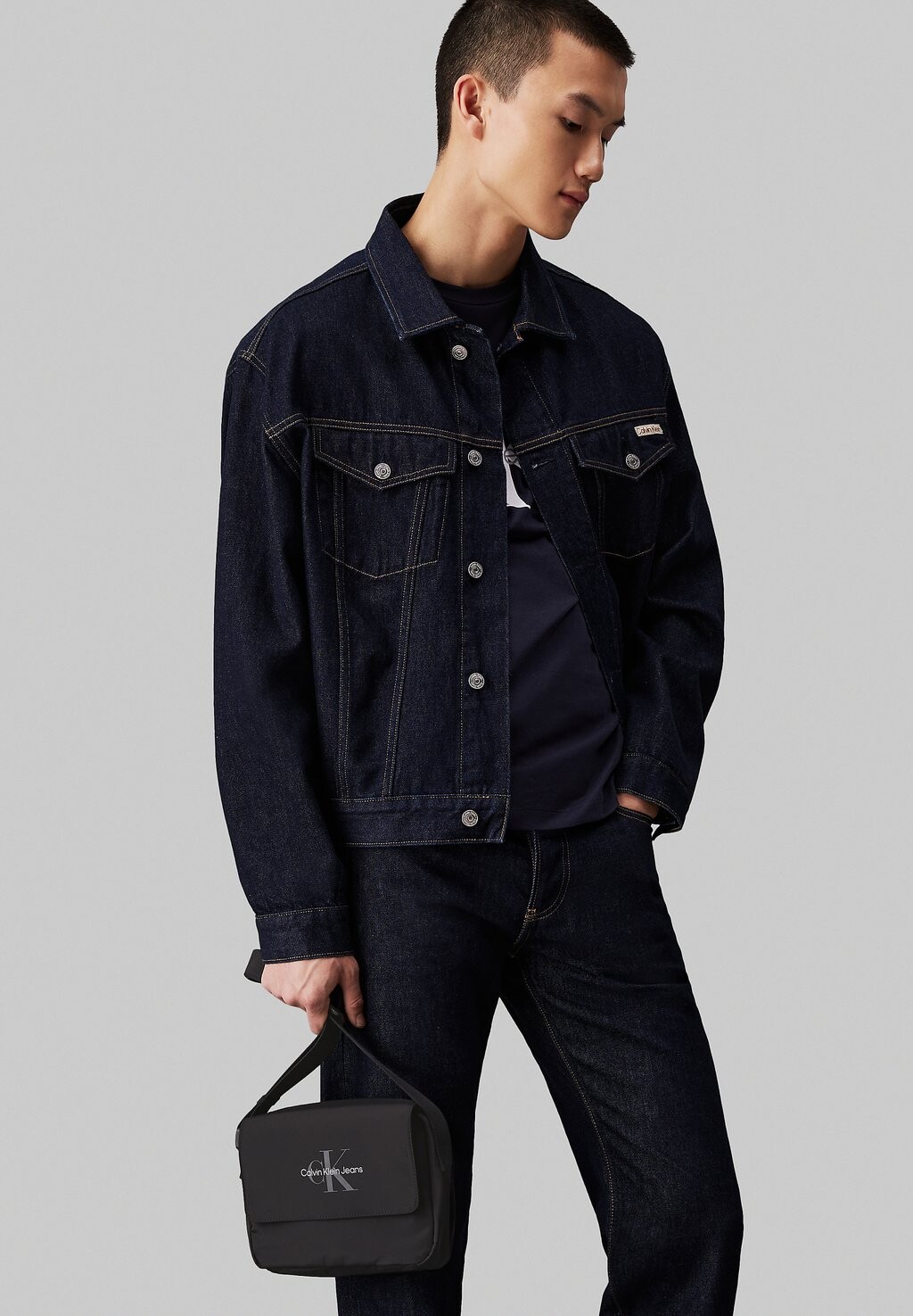 

Сумка через плечо ESSENTIALS Calvin Klein, черный