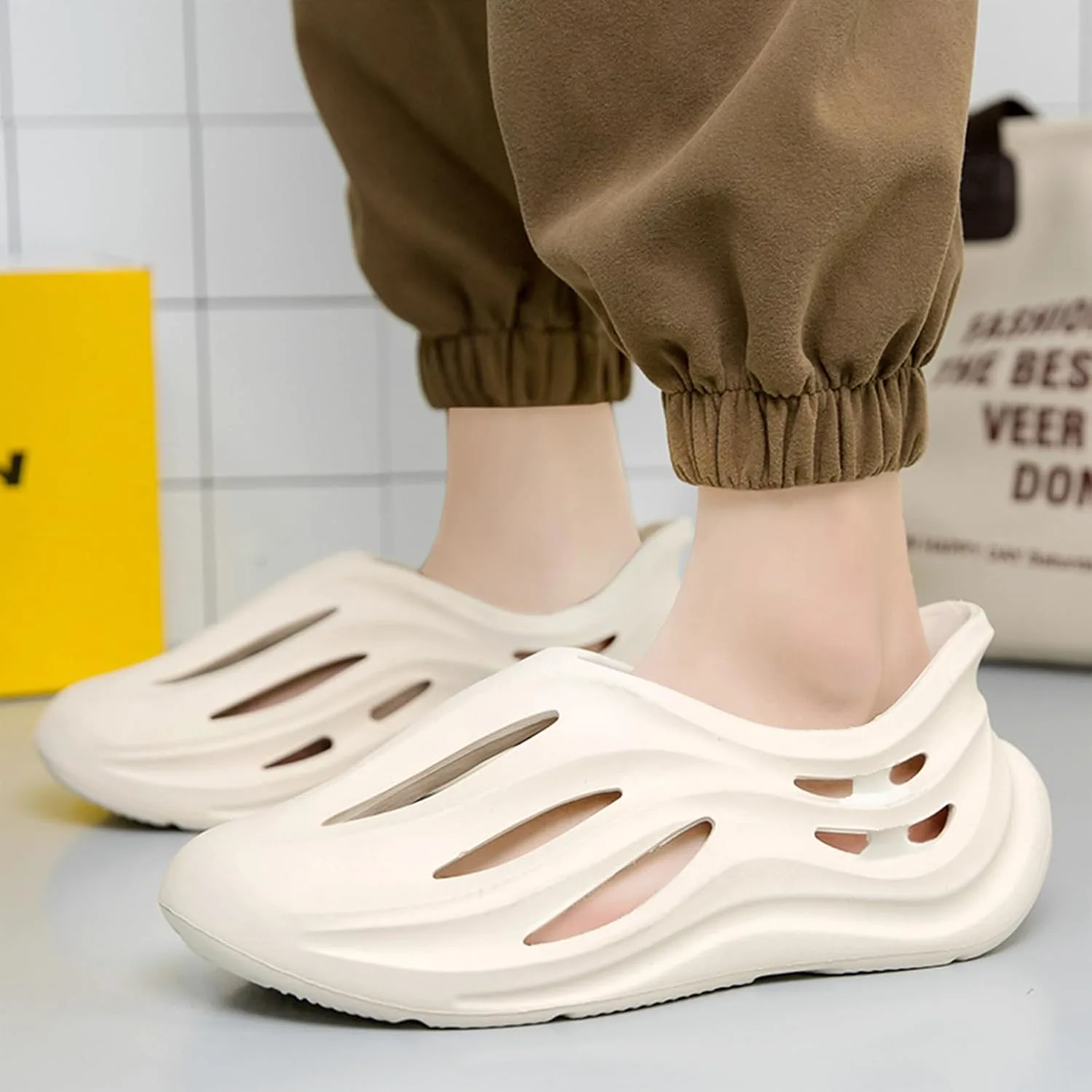 Кроссовки Foam Runner для мужчин и женщин, без шнурков, с вырезами, в стиле Foam Runner, легкие, долговечные, из EVA, дышащие, мягкие тапочки-облака для мужчин и женщин INKUIL, бежевый — фото 3