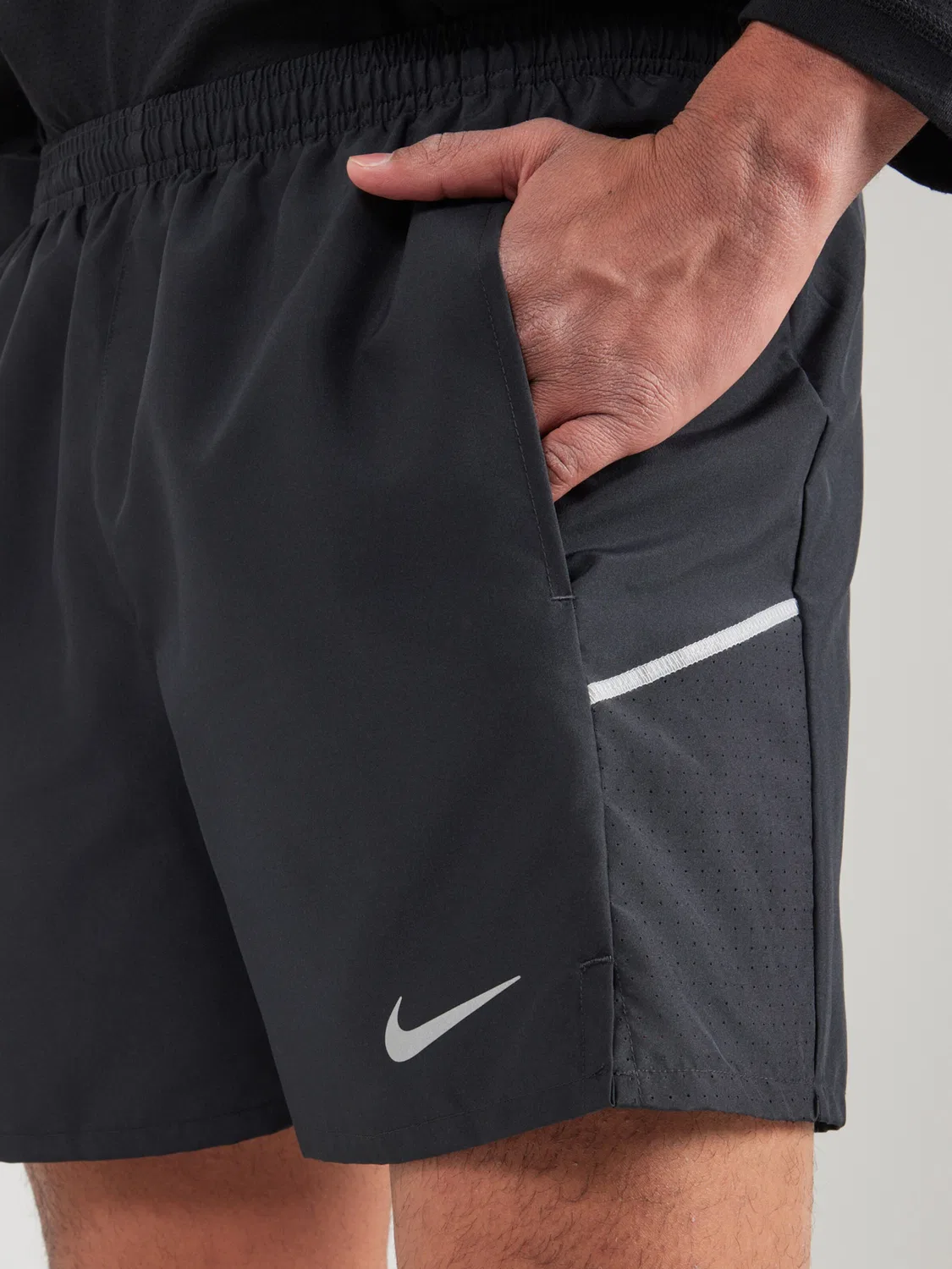 Спортивные шорты Nike Regular Workout Pants MILER черного цвета — фото 2
