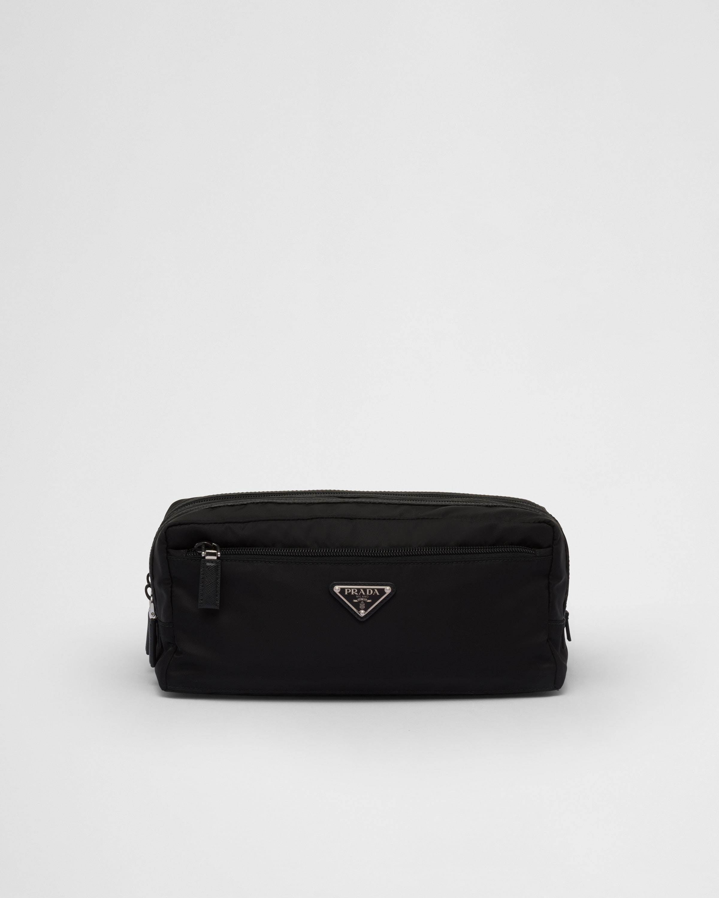 

Дорожный несессер из переработанного нейлона и кожи сафьяно Prada, черный