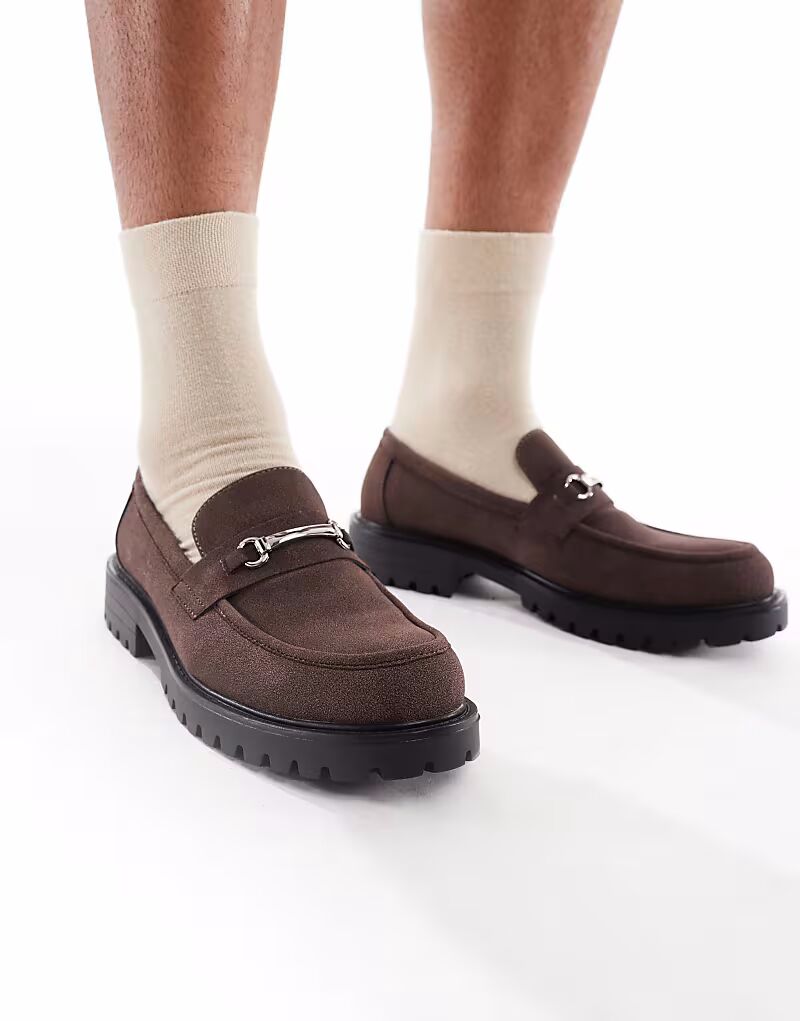 

Массивные лоферы с пряжкой Calvin из искусственной замши шоколадного цвета Seqwl