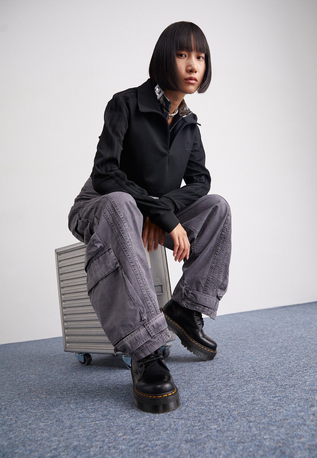 

Брюки карго adidas Originals, антрацит