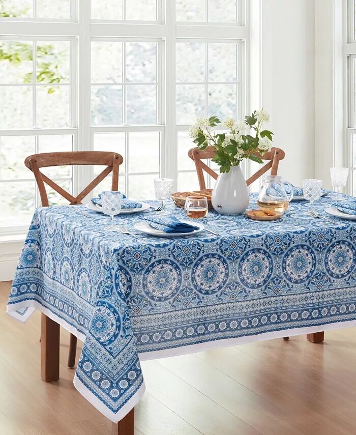 

Водостойкая скатерть Vietri Medallion Blue с блочным принтом для дома и улицы, прямоугольник 60 x 102 дюйма Elrene, синий