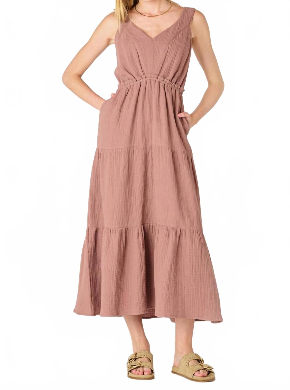 

Текстурированное миди-платье в розово-серо-коричневом цвете Dex