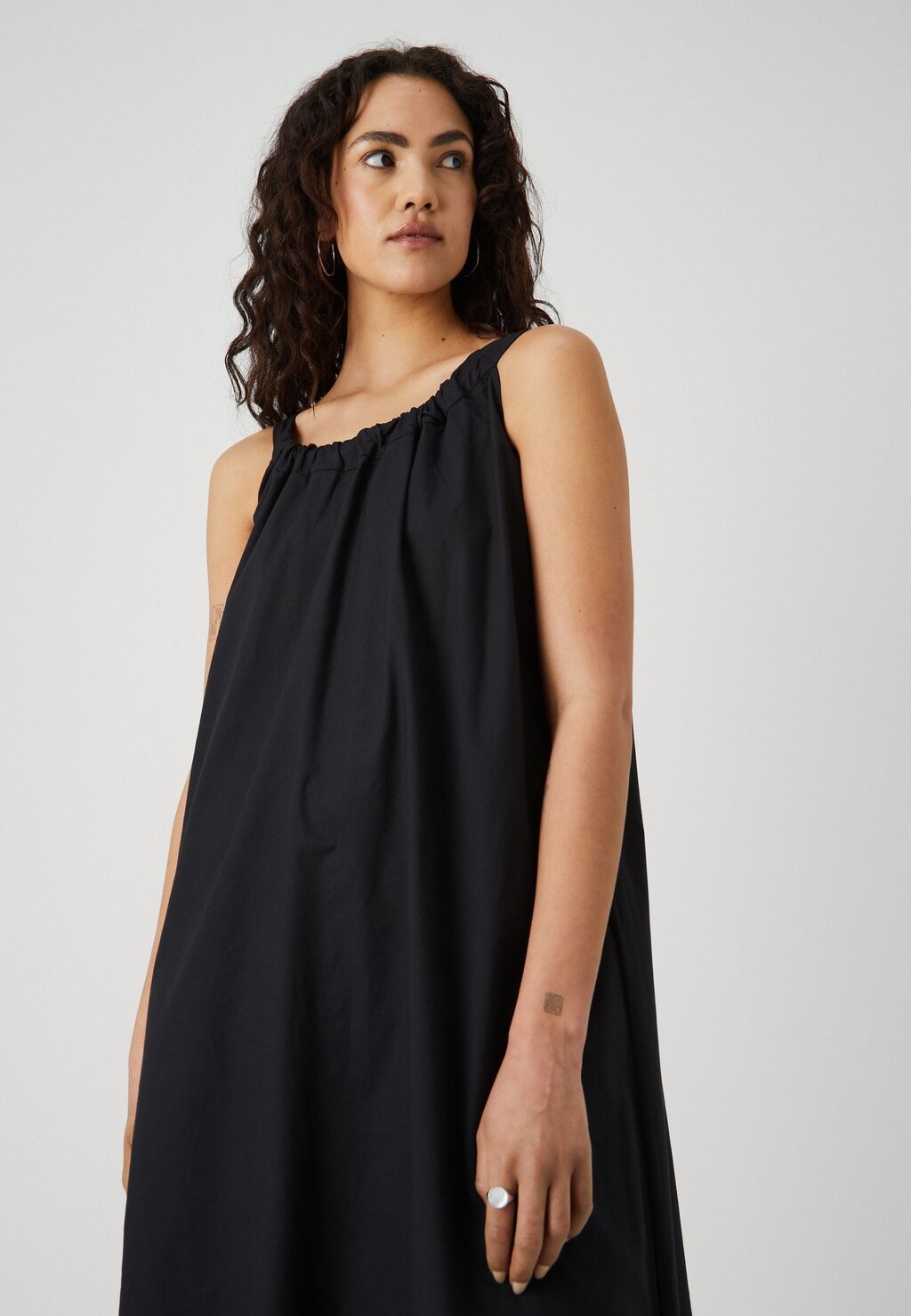 

Летнее платье Vmgili Detailed Singlet Dress Vero Moda, черное