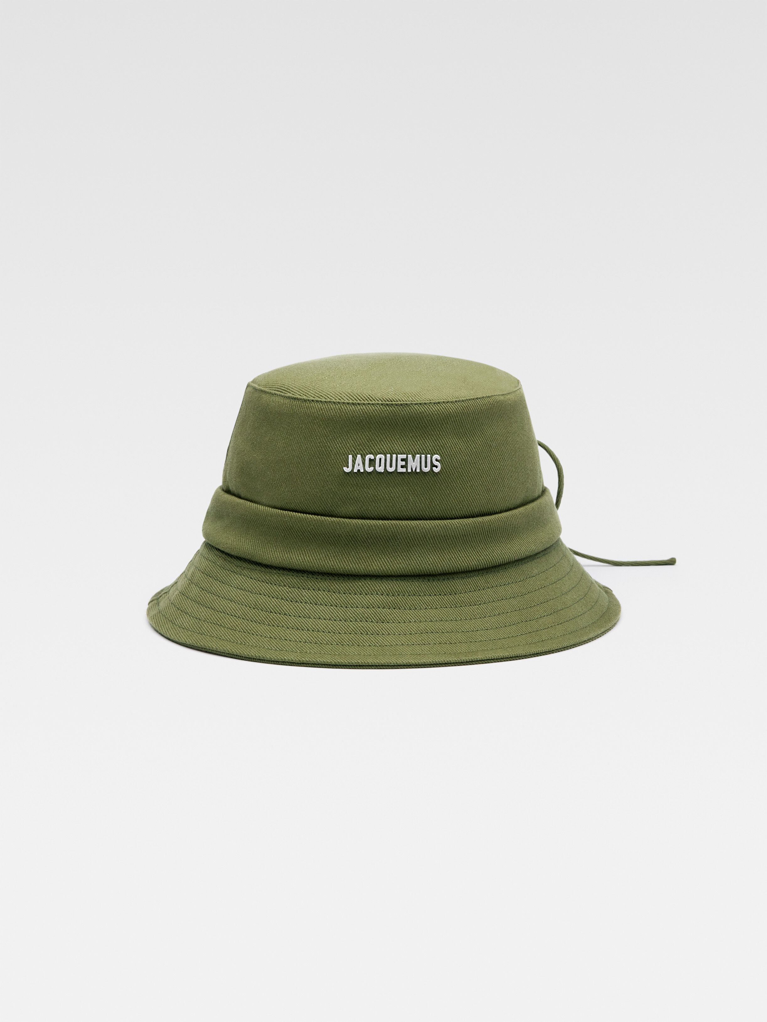 

Завязанная шляпа-ведро JACQUEMUS The Gadjo bucket hat, хаки