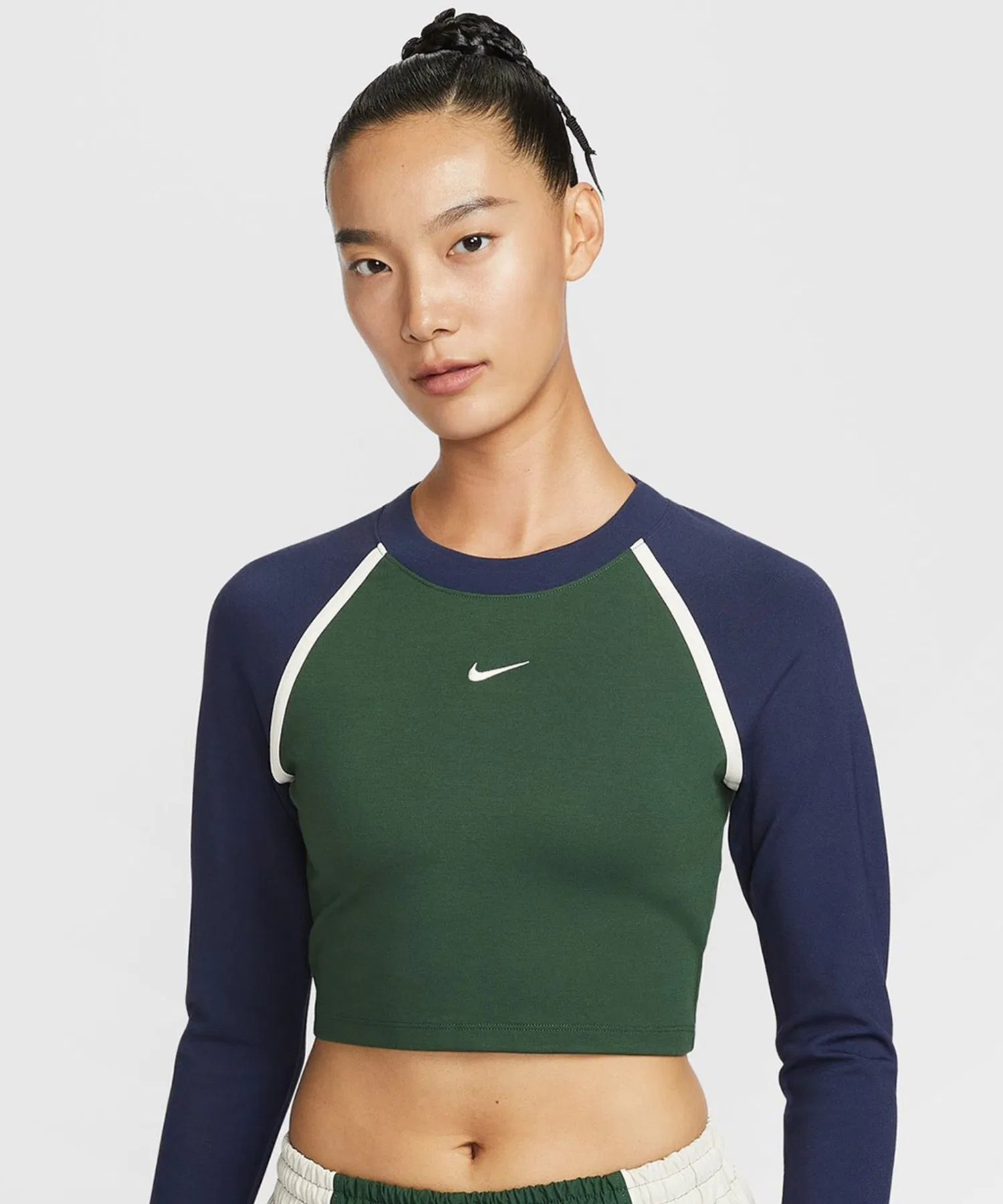 Женская укороченная футболка NIKE Street Body Bold чёрная — фото 2